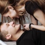 découvrez les meilleures techniques de flirt et de séduction pour provoquer des rencontres et des relations enrichissantes.