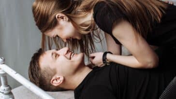 découvrez les meilleures techniques de flirt et de séduction pour provoquer des rencontres et des relations enrichissantes.