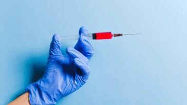 découvrez les informations sur le cancer du sang, ses symptômes, traitements et conseils de prévention.