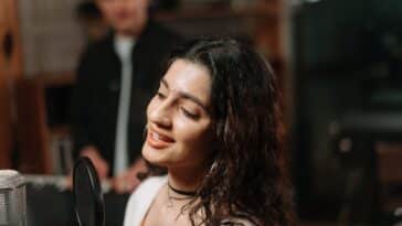 découvrez tout sur le chanteur, ses chansons, ses performances et sa carrière dans l'univers de la musique.