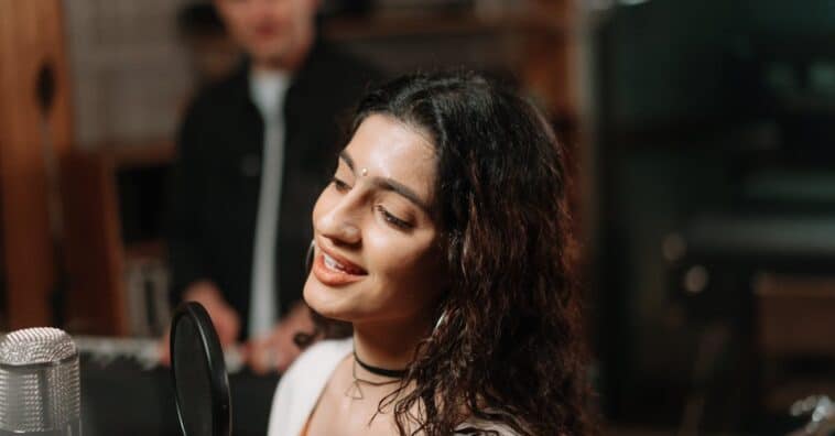 découvrez tout sur le chanteur, ses chansons, ses performances et sa carrière dans l'univers de la musique.